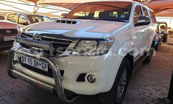 Buy Used Toyota Hilux White Car in Ezulwini in Hhohho Buy Used Toyota Hilux White Car in Ezulwini in Hhohho