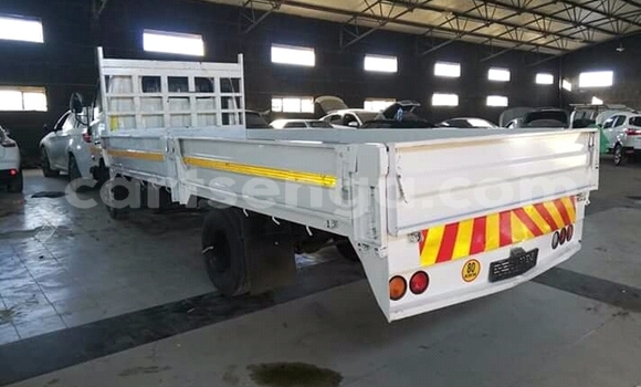 Buy Used Hyundai H200 White Truck in Ezulwini in Hhohho Buy Used Hyundai H200 White Truck in Ezulwini in Hhohho