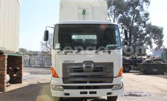 Nunua Ilio tumika Hino 300 Series White Lori ndani ya Manzini nchini Manzini Nunua Ilio tumika Hino 300 Series White Lori ndani ya Manzini nchini Manzini