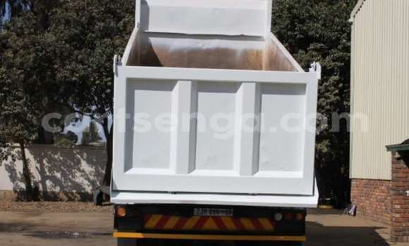 Nunua Ilio tumika Hino 300 Series White Lori ndani ya Manzini nchini Manzini Nunua Ilio tumika Hino 300 Series White Lori ndani ya Manzini nchini Manzini