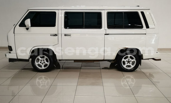 Buy Used Volkswagen Caravelle White Car in Ezulwini in Hhohho Buy Used Volkswagen Caravelle White Car in Ezulwini in Hhohho