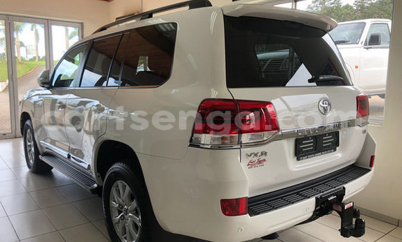 Nunua Ilio tumika Toyota Land Cruiser Prado White Gari ndani ya Ezulwini nchini Hhohho Nunua Ilio tumika Toyota Land Cruiser Prado White Gari ndani ya Ezulwini nchini Hhohho
