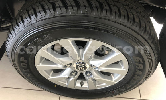 Nunua Ilio tumika Toyota Land Cruiser Prado White Gari ndani ya Ezulwini nchini Hhohho Nunua Ilio tumika Toyota Land Cruiser Prado White Gari ndani ya Ezulwini nchini Hhohho