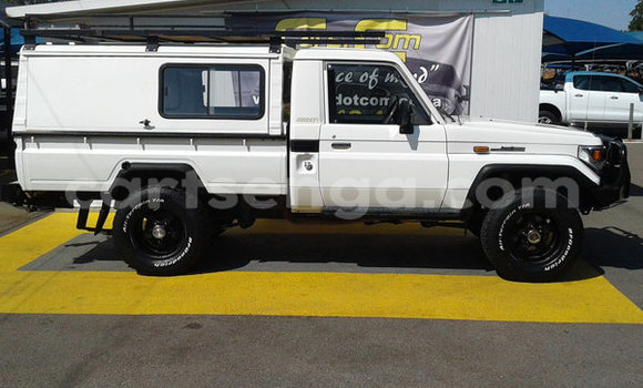 Nunua Ilio tumika Toyota Land Cruiser White Gari ndani ya Ezulwini nchini Hhohho Nunua Ilio tumika Toyota Land Cruiser White Gari ndani ya Ezulwini nchini Hhohho
