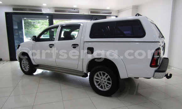 Buy Used Toyota Hilux White Car in Ezulwini in Hhohho Buy Used Toyota Hilux White Car in Ezulwini in Hhohho