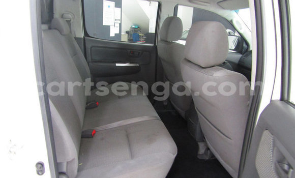 Buy Used Toyota Hilux White Car in Ezulwini in Hhohho Buy Used Toyota Hilux White Car in Ezulwini in Hhohho