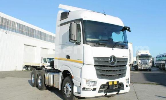Nunua Ilio tumika Mercedes‒Benz Truck White Lori ndani ya Mbabane nchini Manzini Nunua Ilio tumika Mercedes‒Benz Truck White Lori ndani ya Mbabane nchini Manzini
