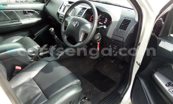 Nunua Ilio tumika Toyota Hilux Silver Gari ndani ya Bulembu nchini Hhohho Nunua Ilio tumika Toyota Hilux Silver Gari ndani ya Bulembu nchini Hhohho