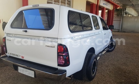 Buy Used Toyota Hilux White Car in Ezulwini in Hhohho Buy Used Toyota Hilux White Car in Ezulwini in Hhohho