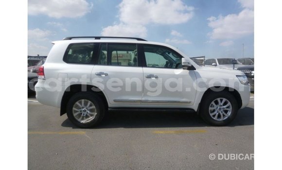 Acheter Import Voiture Toyota Land Cruiser Blanc à Import - Dubai, Hhohho Acheter Import Voiture Toyota Land Cruiser Blanc à Import - Dubai, Hhohho