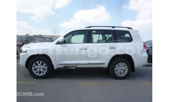 Acheter Import Voiture Toyota Land Cruiser Blanc à Import - Dubai, Hhohho Acheter Import Voiture Toyota Land Cruiser Blanc à Import - Dubai, Hhohho