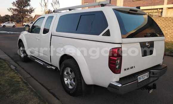 Nunua Ilio tumika Nissan Navara White Gari ndani ya Ezulwini nchini Hhohho Nunua Ilio tumika Nissan Navara White Gari ndani ya Ezulwini nchini Hhohho