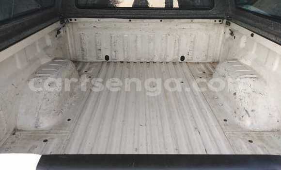 Nunua Ilio tumika Nissan Navara White Gari ndani ya Ezulwini nchini Hhohho Nunua Ilio tumika Nissan Navara White Gari ndani ya Ezulwini nchini Hhohho