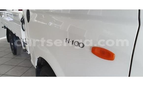 Acheter Occasion Utilitaire Hyundai H200 Blanc à Malkerns, Manzini Acheter Occasion Utilitaire Hyundai H200 Blanc à Malkerns, Manzini