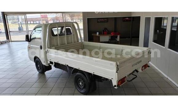 Acheter Occasion Utilitaire Hyundai H200 Blanc à Malkerns, Manzini Acheter Occasion Utilitaire Hyundai H200 Blanc à Malkerns, Manzini