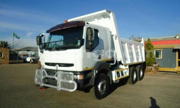 Buy Used Renault Trafic White Truck in Hlatikulu in Shiselweni District Buy Used Renault Trafic White Truck in Hlatikulu in Shiselweni District