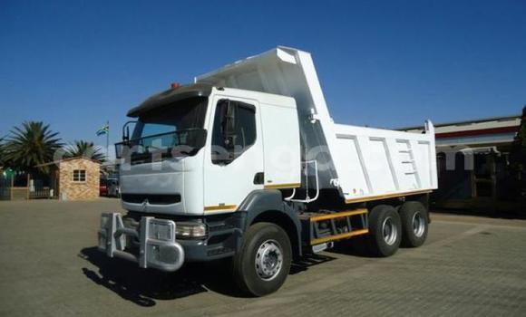 Buy Used Renault Trafic White Truck in Hlatikulu in Shiselweni District Buy Used Renault Trafic White Truck in Hlatikulu in Shiselweni District