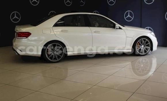 Nunua Ilio tumika Mercedes‒Benz E-klasse White Gari ndani ya Hlatikulu nchini Wilaya ya Shiselweni Nunua Ilio tumika Mercedes‒Benz E-klasse White Gari ndani ya Hlatikulu nchini Wilaya ya Shiselweni