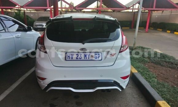 Nunua Ilio tumika Ford Fiesta White Gari ndani ya Ezulwini nchini Hhohho Nunua Ilio tumika Ford Fiesta White Gari ndani ya Ezulwini nchini Hhohho