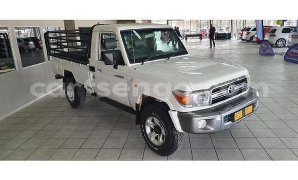 Nunua Ilio tumika Toyota Land Cruiser Beige Gari ndani ya Manzini nchini Manzini Nunua Ilio tumika Toyota Land Cruiser Beige Gari ndani ya Manzini nchini Manzini