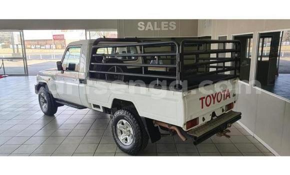 Nunua Ilio tumika Toyota Land Cruiser Beige Gari ndani ya Manzini nchini Manzini Nunua Ilio tumika Toyota Land Cruiser Beige Gari ndani ya Manzini nchini Manzini