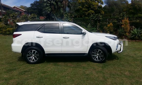 Nunua Ilio tumika Toyota Fortuner White Gari ndani ya Ezulwini nchini Hhohho Nunua Ilio tumika Toyota Fortuner White Gari ndani ya Ezulwini nchini Hhohho