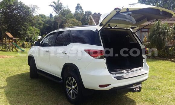 Nunua Ilio tumika Toyota Fortuner White Gari ndani ya Ezulwini nchini Hhohho Nunua Ilio tumika Toyota Fortuner White Gari ndani ya Ezulwini nchini Hhohho