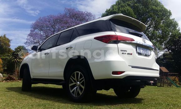 Nunua Ilio tumika Toyota Fortuner White Gari ndani ya Ezulwini nchini Hhohho Nunua Ilio tumika Toyota Fortuner White Gari ndani ya Ezulwini nchini Hhohho