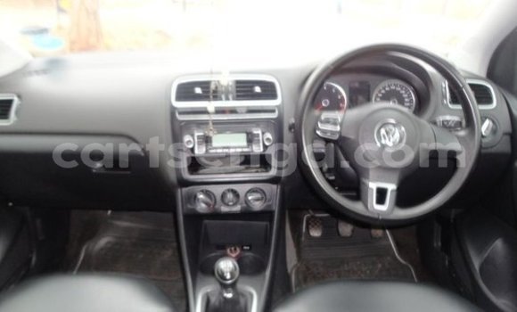Nunua Ilio tumika Volkswagen Polo White Gari ndani ya Bulembu nchini Hhohho Nunua Ilio tumika Volkswagen Polo White Gari ndani ya Bulembu nchini Hhohho