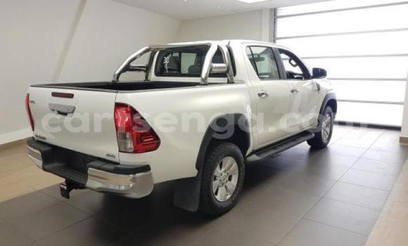 Nunua Ilio tumika Toyota Hilux White Gari ndani ya Manzini nchini Manzini Nunua Ilio tumika Toyota Hilux White Gari ndani ya Manzini nchini Manzini