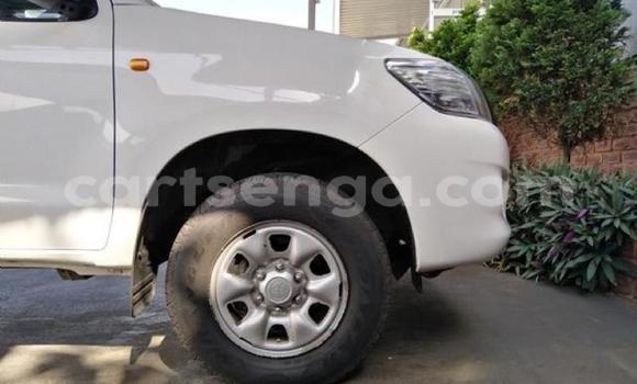 Nunua Ilio tumika Toyota Hilux White Gari ndani ya Manzini nchini Manzini Nunua Ilio tumika Toyota Hilux White Gari ndani ya Manzini nchini Manzini