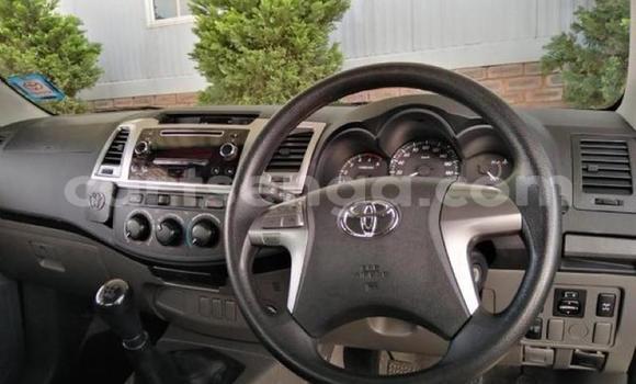 Nunua Ilio tumika Toyota Hilux White Gari ndani ya Manzini nchini Manzini Nunua Ilio tumika Toyota Hilux White Gari ndani ya Manzini nchini Manzini