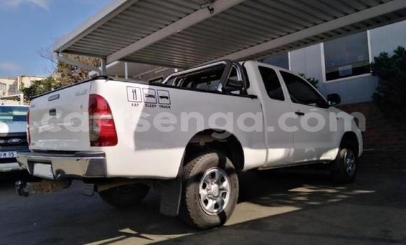 Nunua Ilio tumika Toyota Hilux White Gari ndani ya Manzini nchini Manzini Nunua Ilio tumika Toyota Hilux White Gari ndani ya Manzini nchini Manzini