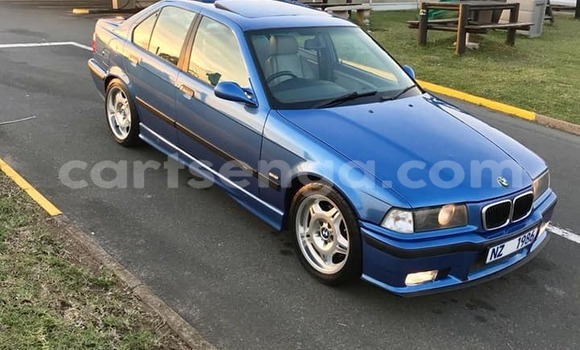 Nunua Ilio tumika BMW M3 Blue Gari ndani ya Ezulwini nchini Hhohho Nunua Ilio tumika BMW M3 Blue Gari ndani ya Ezulwini nchini Hhohho