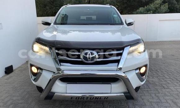 Nunua Ilio tumika Toyota Fortuner White Gari ndani ya Ezulwini nchini Hhohho Nunua Ilio tumika Toyota Fortuner White Gari ndani ya Ezulwini nchini Hhohho