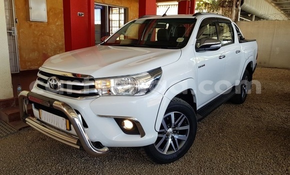 Buy Used Toyota Hilux White Car in Ezulwini in Hhohho Buy Used Toyota Hilux White Car in Ezulwini in Hhohho