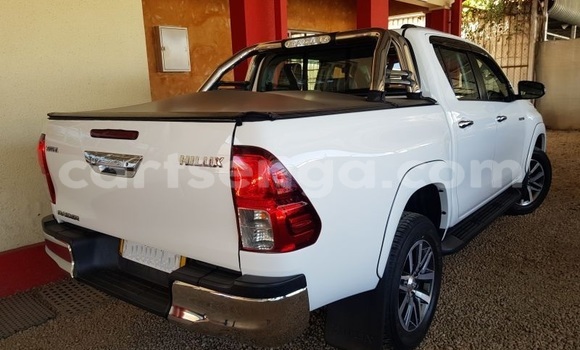 Buy Used Toyota Hilux White Car in Ezulwini in Hhohho Buy Used Toyota Hilux White Car in Ezulwini in Hhohho
