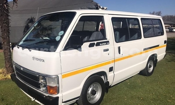 Buy Used Toyota Hiace White Car in Ezulwini in Hhohho Buy Used Toyota Hiace White Car in Ezulwini in Hhohho