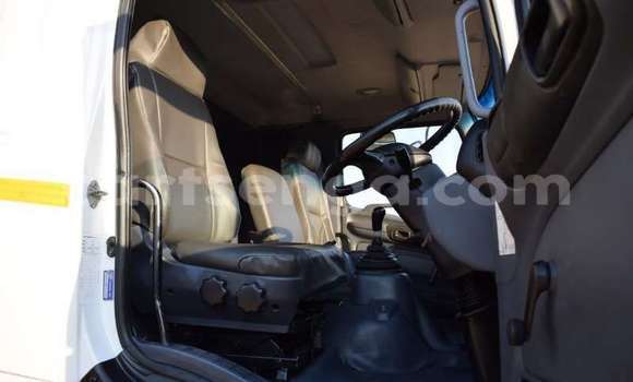 Nunua Ilio tumika Hino 300 Series White Lori ndani ya Ezulwini nchini Hhohho Nunua Ilio tumika Hino 300 Series White Lori ndani ya Ezulwini nchini Hhohho