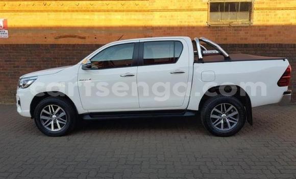 Nunua Ilio tumika Toyota Hilux White Gari ndani ya Manzini nchini Manzini Nunua Ilio tumika Toyota Hilux White Gari ndani ya Manzini nchini Manzini