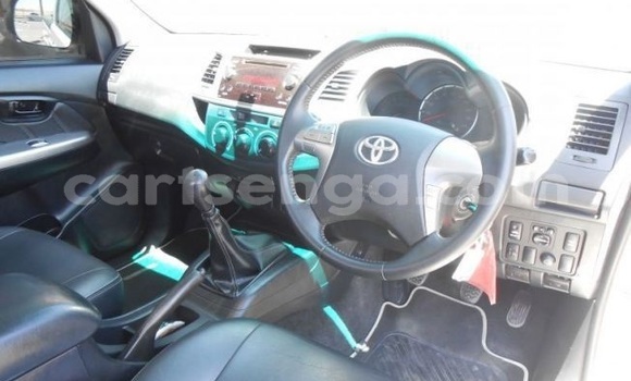 Buy Used Toyota Hilux White Car in Ezulwini in Hhohho Buy Used Toyota Hilux White Car in Ezulwini in Hhohho