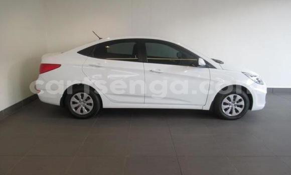 Acheter Occasion Voiture Hyundai Accent Blanc à Hlatikulu, Shiselweni District Acheter Occasion Voiture Hyundai Accent Blanc à Hlatikulu, Shiselweni District