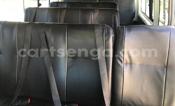 Nunua Ilio tumika Toyota 4Runner White Gari ndani ya Mbabane nchini Manzini Nunua Ilio tumika Toyota 4Runner White Gari ndani ya Mbabane nchini Manzini