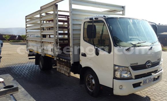 Nunua Ilio tumika Hino 300 Series White Lori ndani ya Ezulwini nchini Hhohho Nunua Ilio tumika Hino 300 Series White Lori ndani ya Ezulwini nchini Hhohho