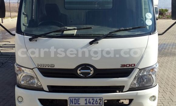Nunua Ilio tumika Hino 300 Series White Lori ndani ya Ezulwini nchini Hhohho Nunua Ilio tumika Hino 300 Series White Lori ndani ya Ezulwini nchini Hhohho