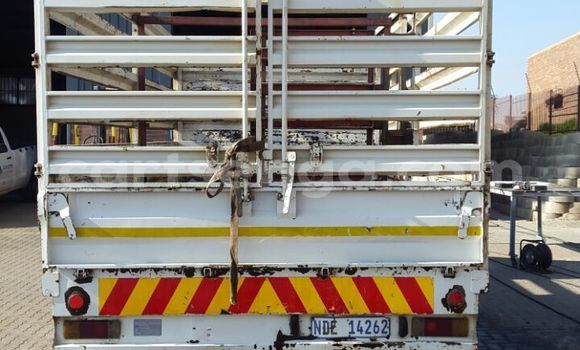 Nunua Ilio tumika Hino 300 Series White Lori ndani ya Ezulwini nchini Hhohho Nunua Ilio tumika Hino 300 Series White Lori ndani ya Ezulwini nchini Hhohho