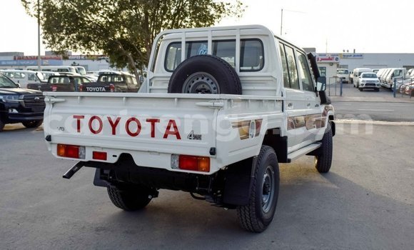 Nunua Imported Toyota Land Cruiser Beige Gari ndani ya Import - Dubai nchini Hhohho Nunua Imported Toyota Land Cruiser Beige Gari ndani ya Import - Dubai nchini Hhohho