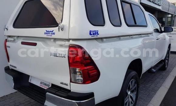 Nunua Ilio tumika Toyota Hilux White Gari ndani ya Ezulwini nchini Hhohho Nunua Ilio tumika Toyota Hilux White Gari ndani ya Ezulwini nchini Hhohho