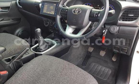 Nunua Ilio tumika Toyota Hilux White Gari ndani ya Ezulwini nchini Hhohho Nunua Ilio tumika Toyota Hilux White Gari ndani ya Ezulwini nchini Hhohho