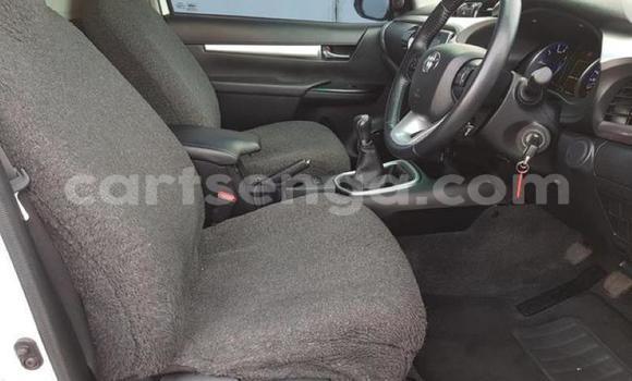 Nunua Ilio tumika Toyota Hilux White Gari ndani ya Ezulwini nchini Hhohho Nunua Ilio tumika Toyota Hilux White Gari ndani ya Ezulwini nchini Hhohho